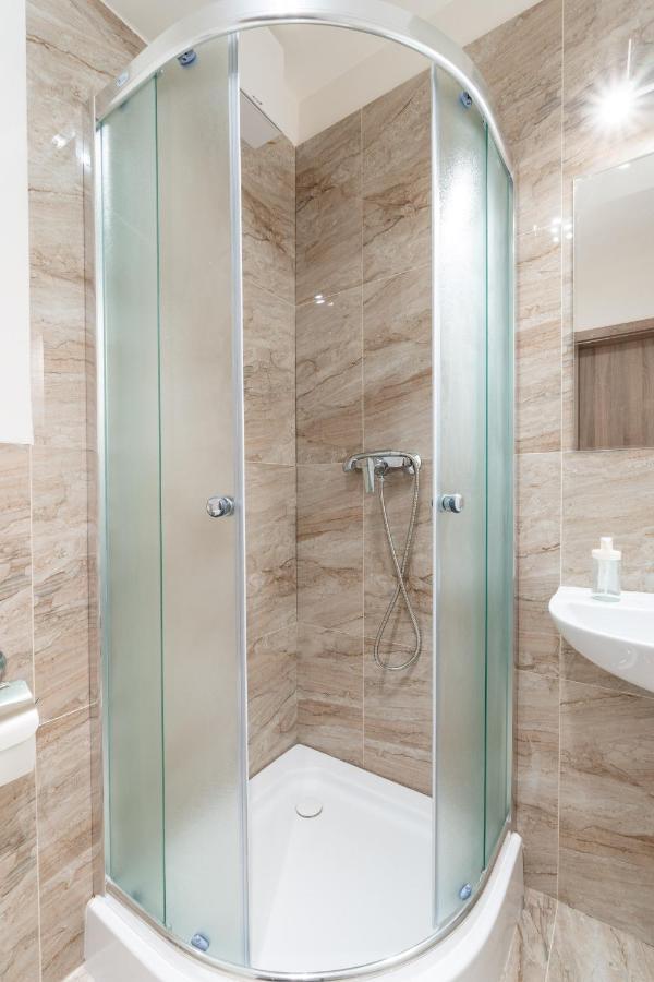 Brand New Studio Apartment #21 With Free Secure Parking In The Center براغ المظهر الخارجي الصورة